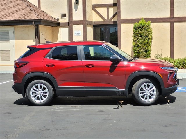 2025 Chevrolet Trailblazer LS photo 2