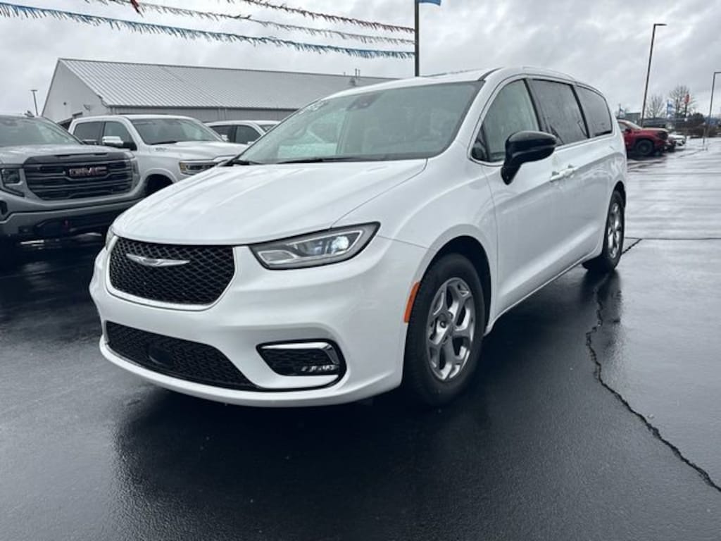 Used 2024 Chrysler Pacifica Limited Minivan