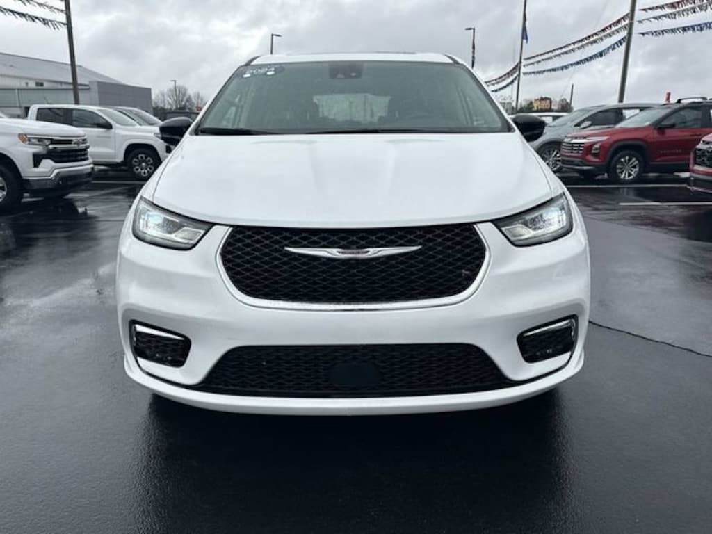 Used 2024 Chrysler Pacifica Limited Minivan