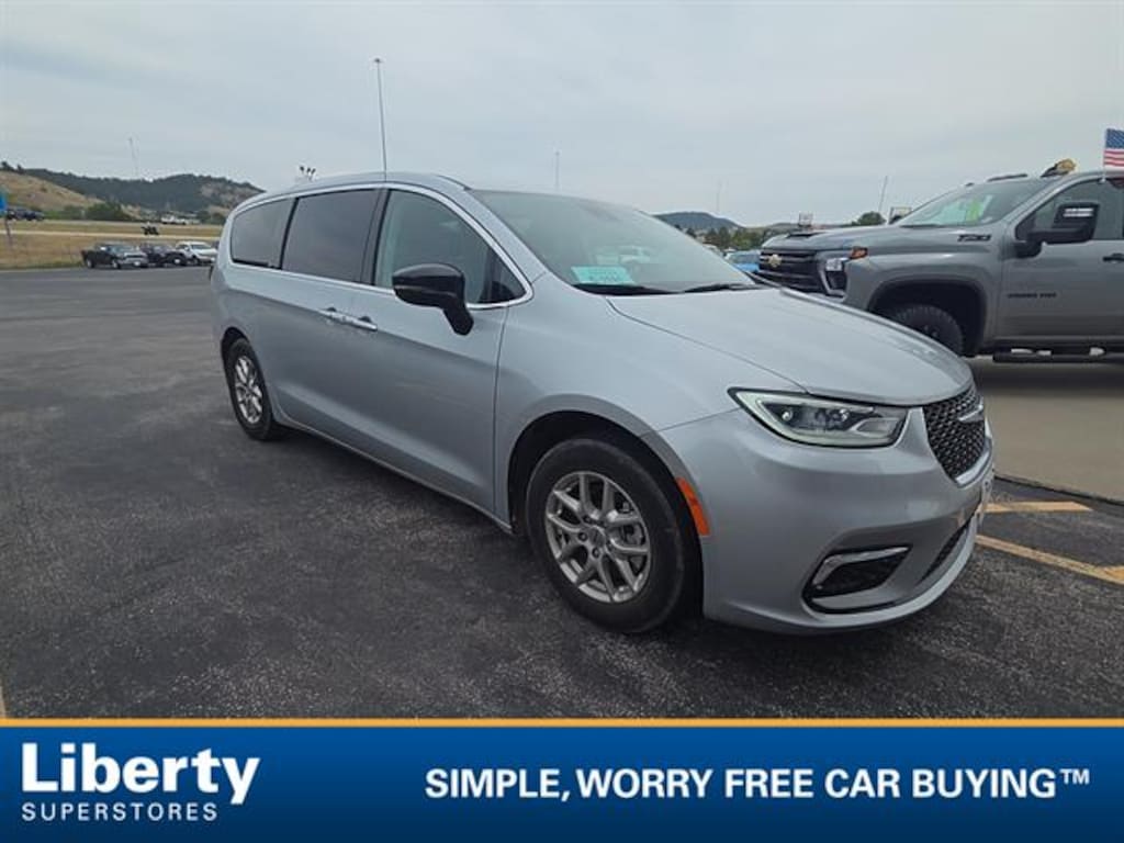 Used 2024 Chrysler Pacifica Touring L