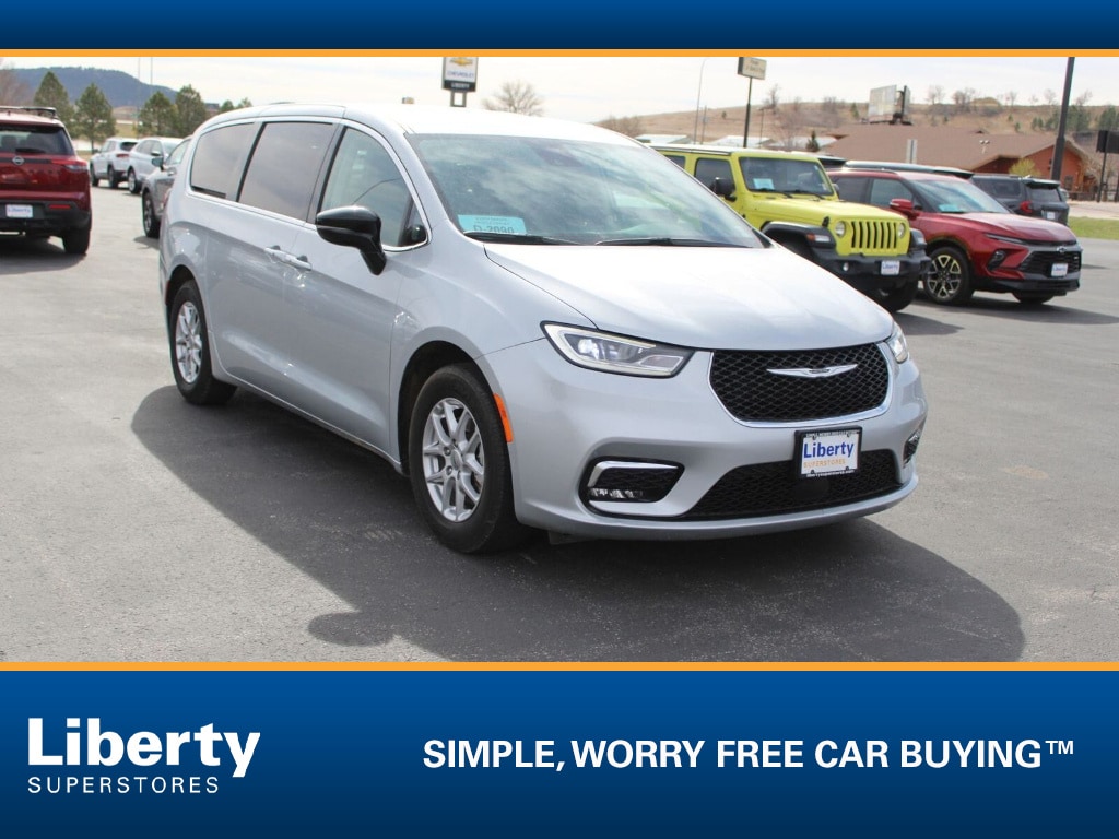 2024 Chrysler Pacifica Touring L's photo