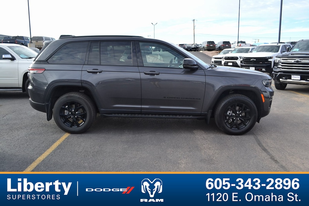 Used 2024 Jeep Grand Cherokee Laredo SUV