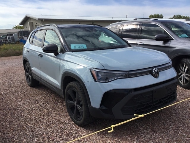 2025 Volkswagen Taos SE Black's photo