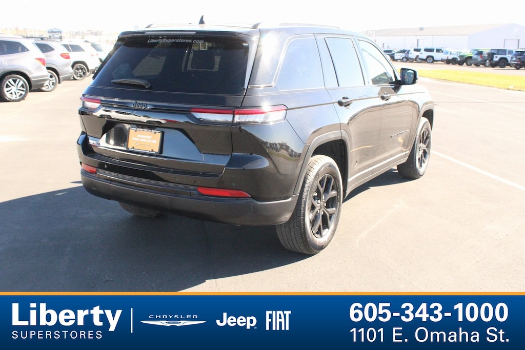 Used 2024 Jeep Grand Cherokee Laredo SUV