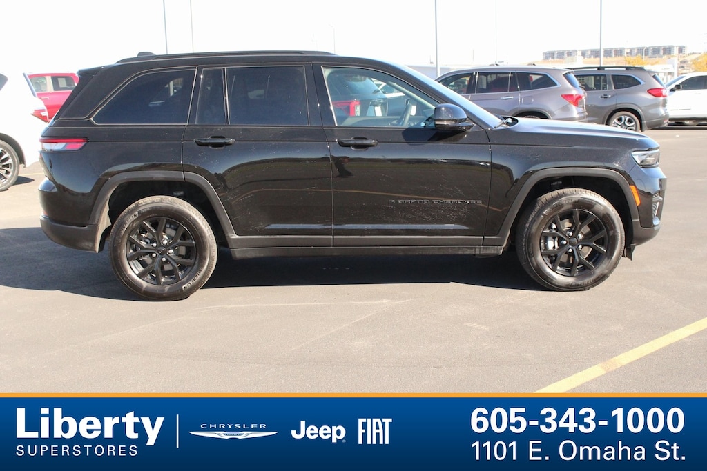 Used 2024 Jeep Grand Cherokee Laredo SUV