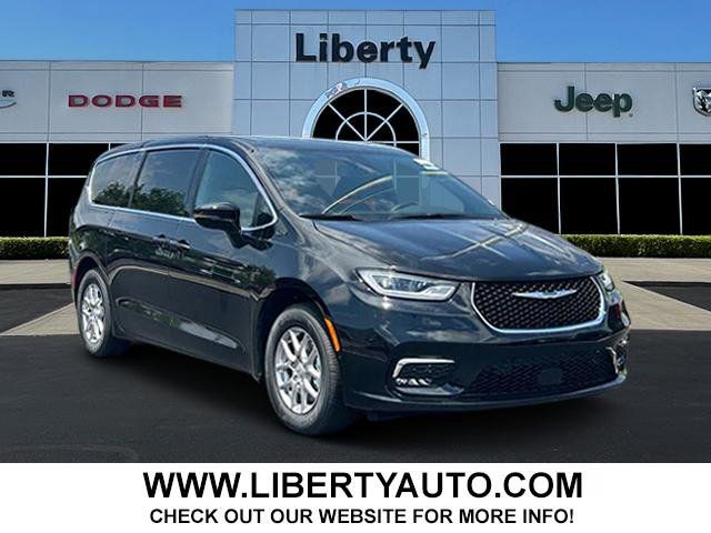 2025 Chrysler Pacifica Select's photo