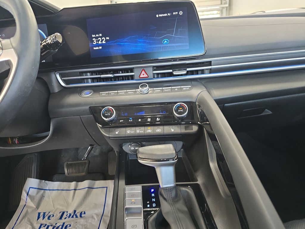 2024 Hyundai Elantra Limited - Photo 19
