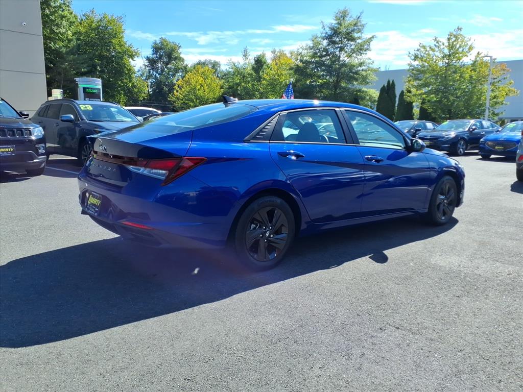 2022 Hyundai Elantra SEL Convenience photo 2