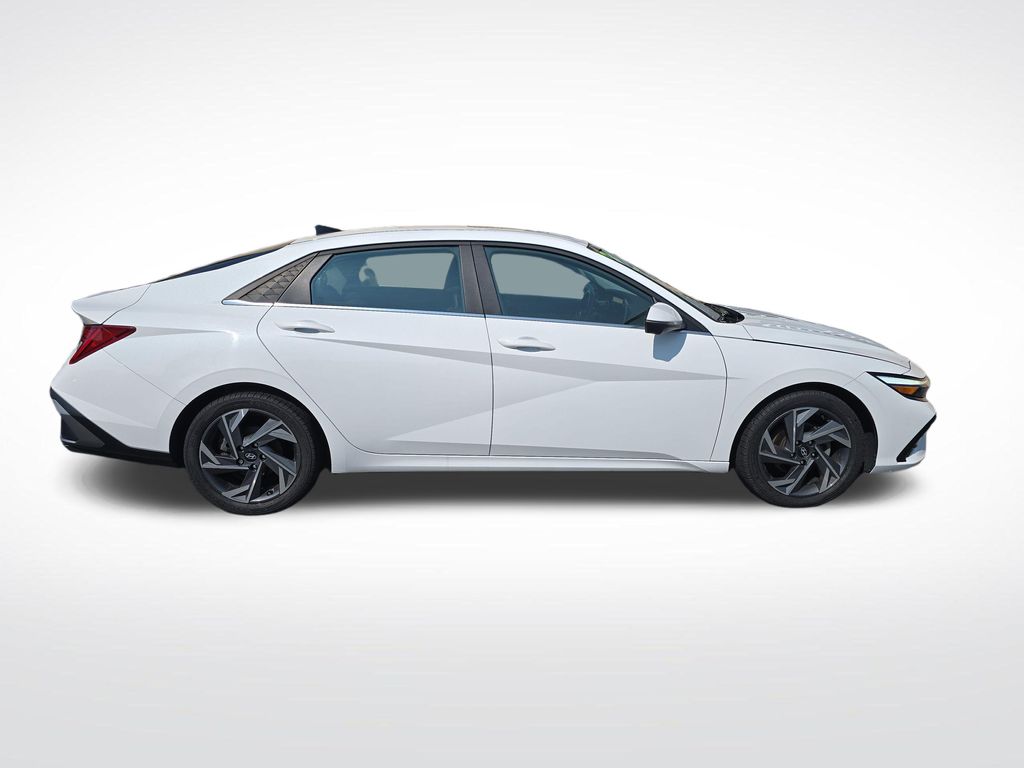 2024 Hyundai Elantra Limited - Photo 8