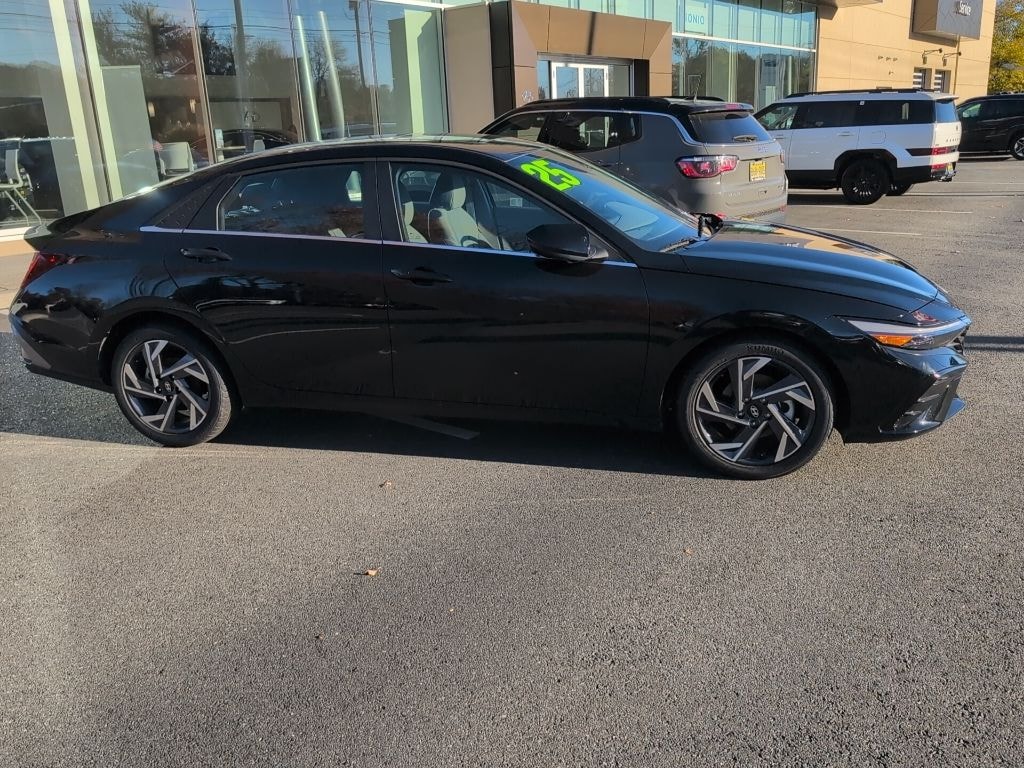 Used 2025 Hyundai Elantra SEL Convenience Sedan