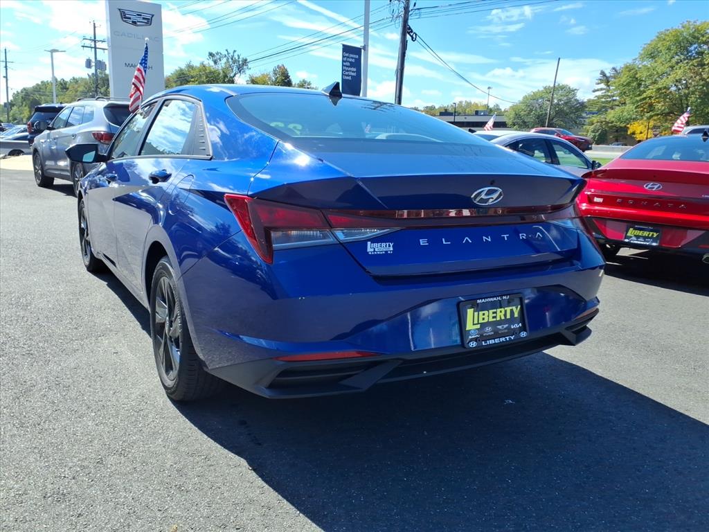 2022 Hyundai Elantra SEL Convenience photo 3