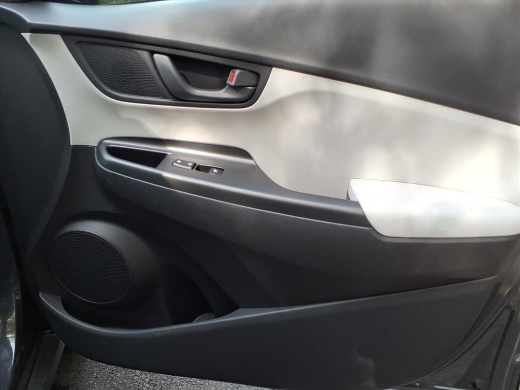 2023 Hyundai Kona SEL photo 2