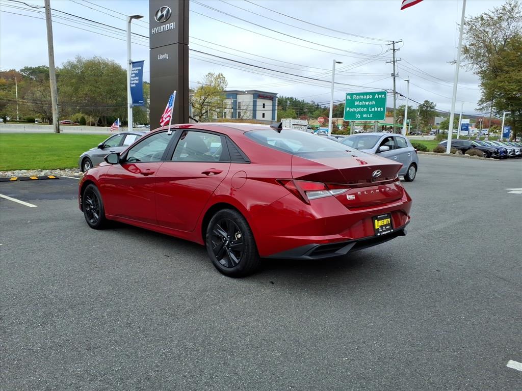 2023 Hyundai Elantra SEL photo 4