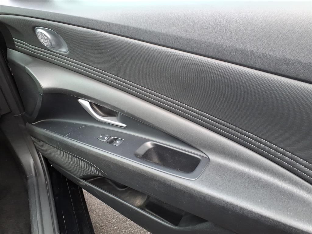 2023 Hyundai Elantra SEL photo 4