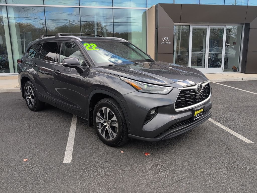 2022 Toyota Highlander XLE photo 2