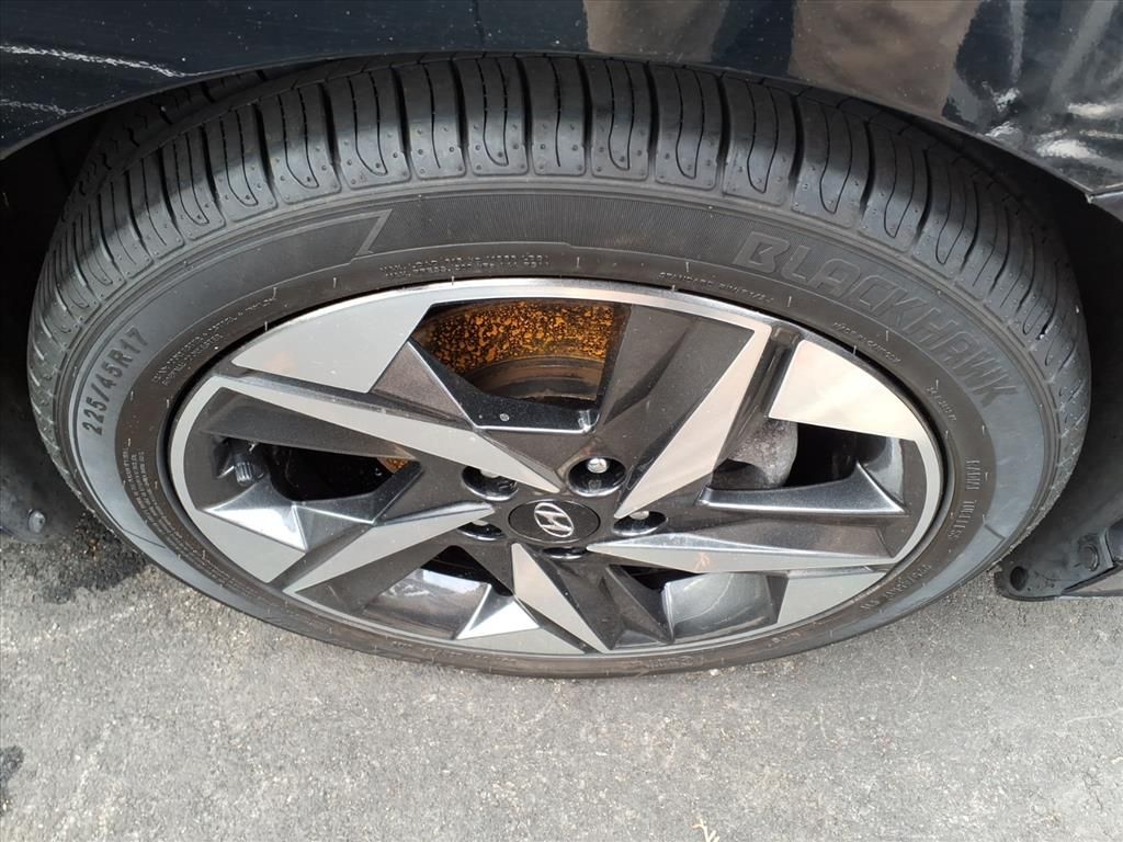 2023 Hyundai Elantra SEL photo 3