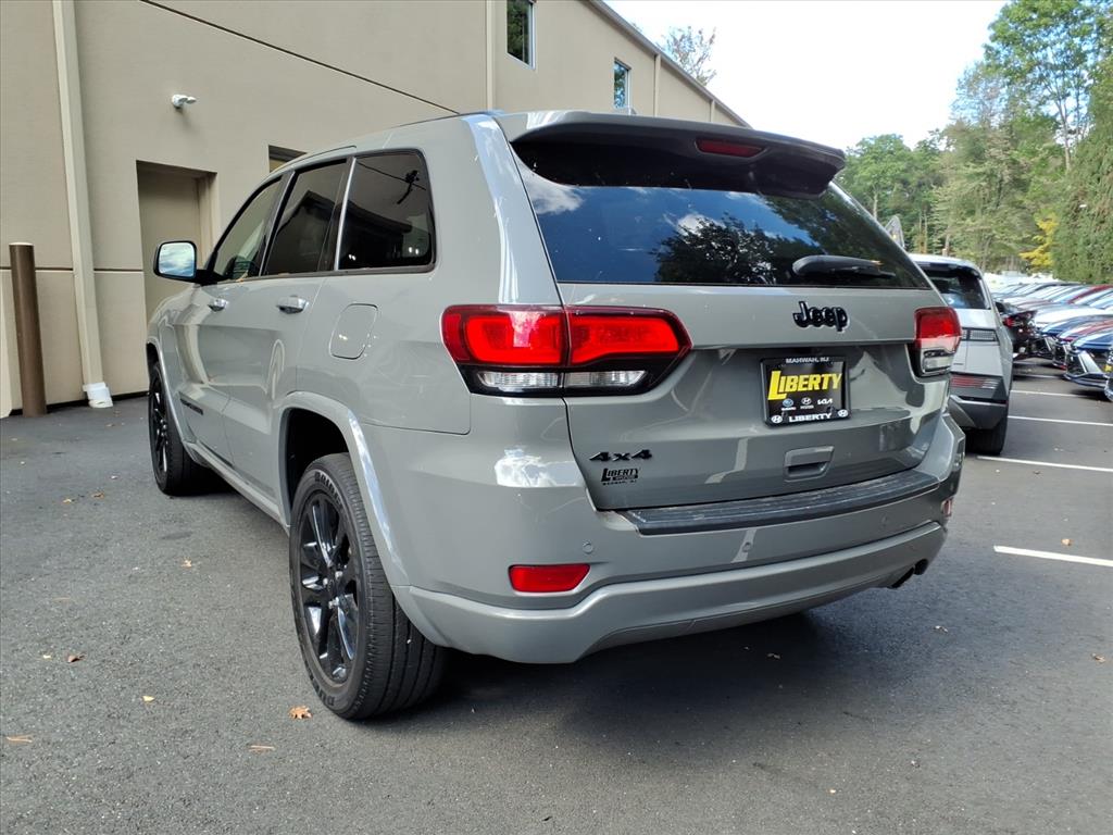 2020 Jeep Grand Cherokee Laredo photo 2