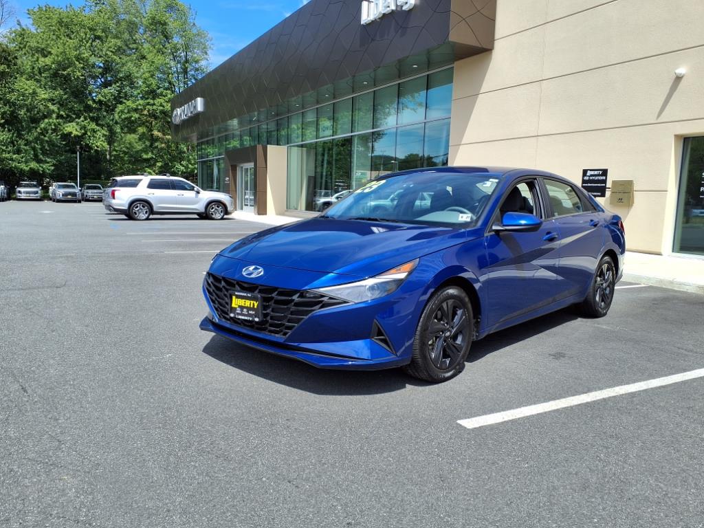 2023 Hyundai Elantra SEL photo 3