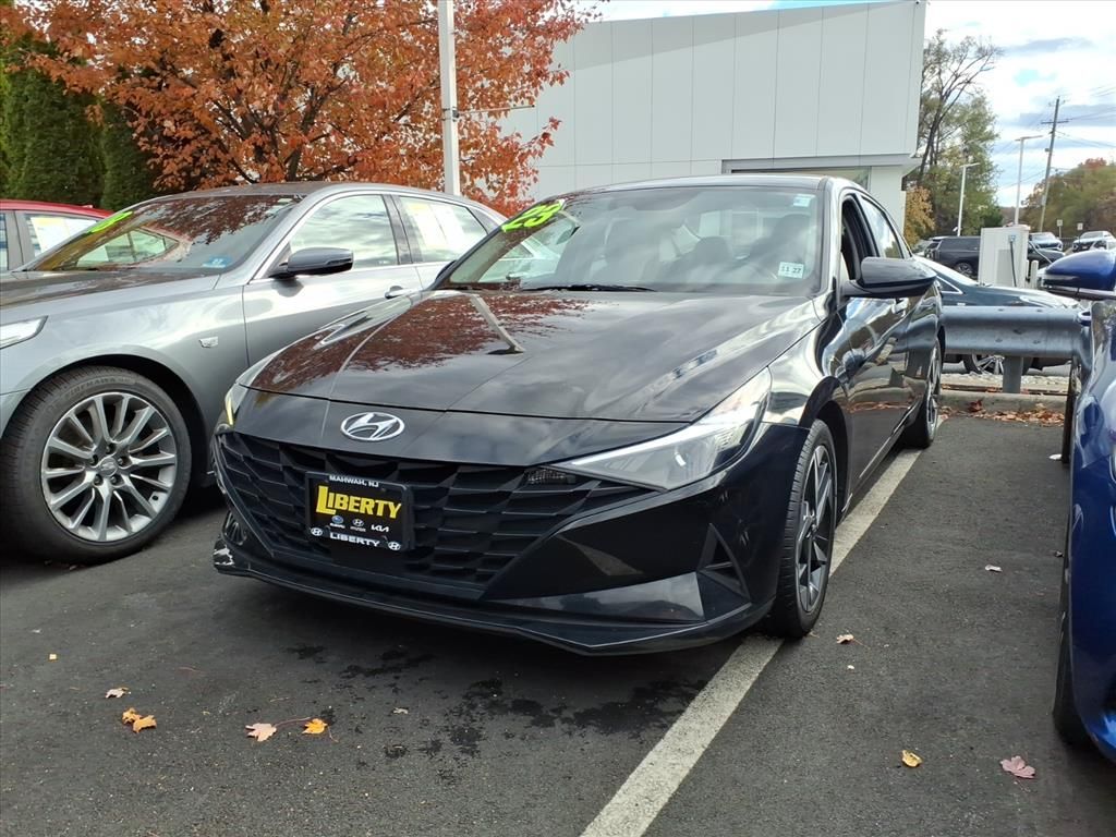 2023 Hyundai Elantra SEL photo 2