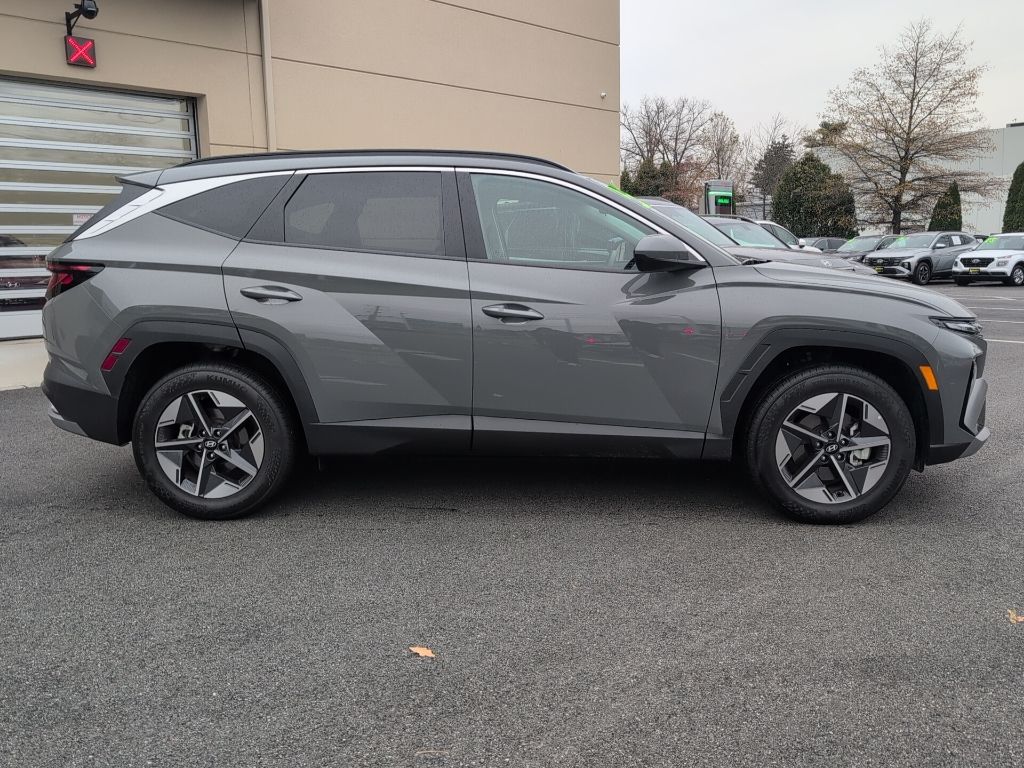 2025 Hyundai Tucson SEL photo 2