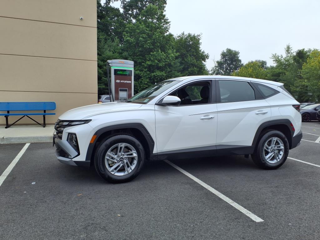2025 Hyundai Tucson SE photo 3
