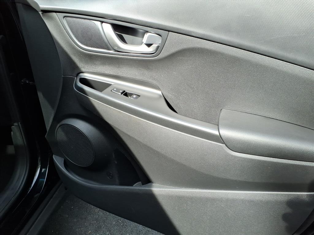 2022 Hyundai Kona SEL photo 3