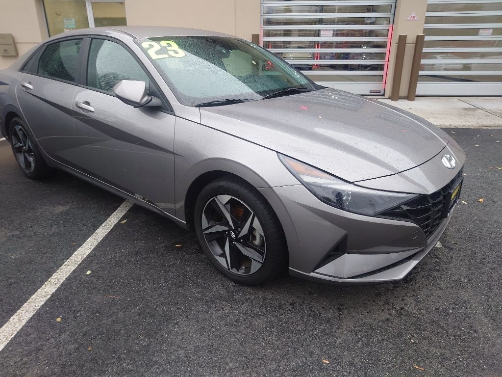 2023 Hyundai Elantra SEL photo 2