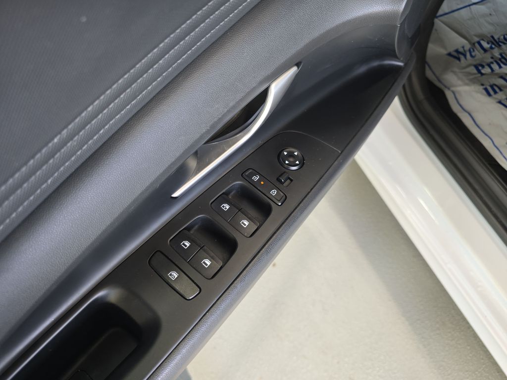 2024 Hyundai Elantra Limited - Photo 12