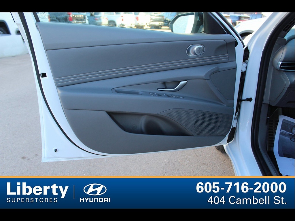 2025 Hyundai Elantra SEL - Photo 16