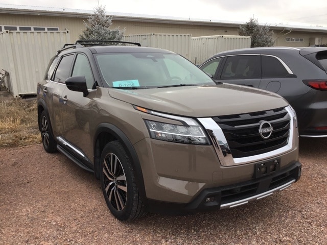 2023 Nissan Pathfinder Platinum's photo