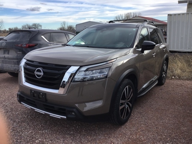 2023 Nissan Pathfinder Platinum's photo