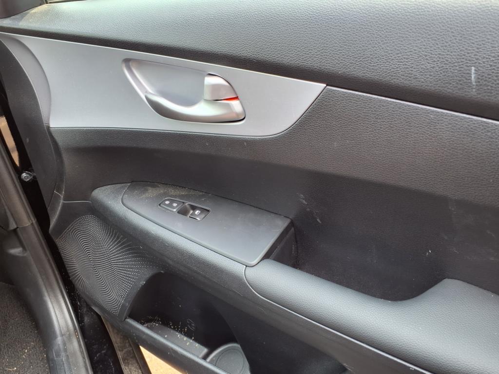 2024 Kia Forte LXS photo 2