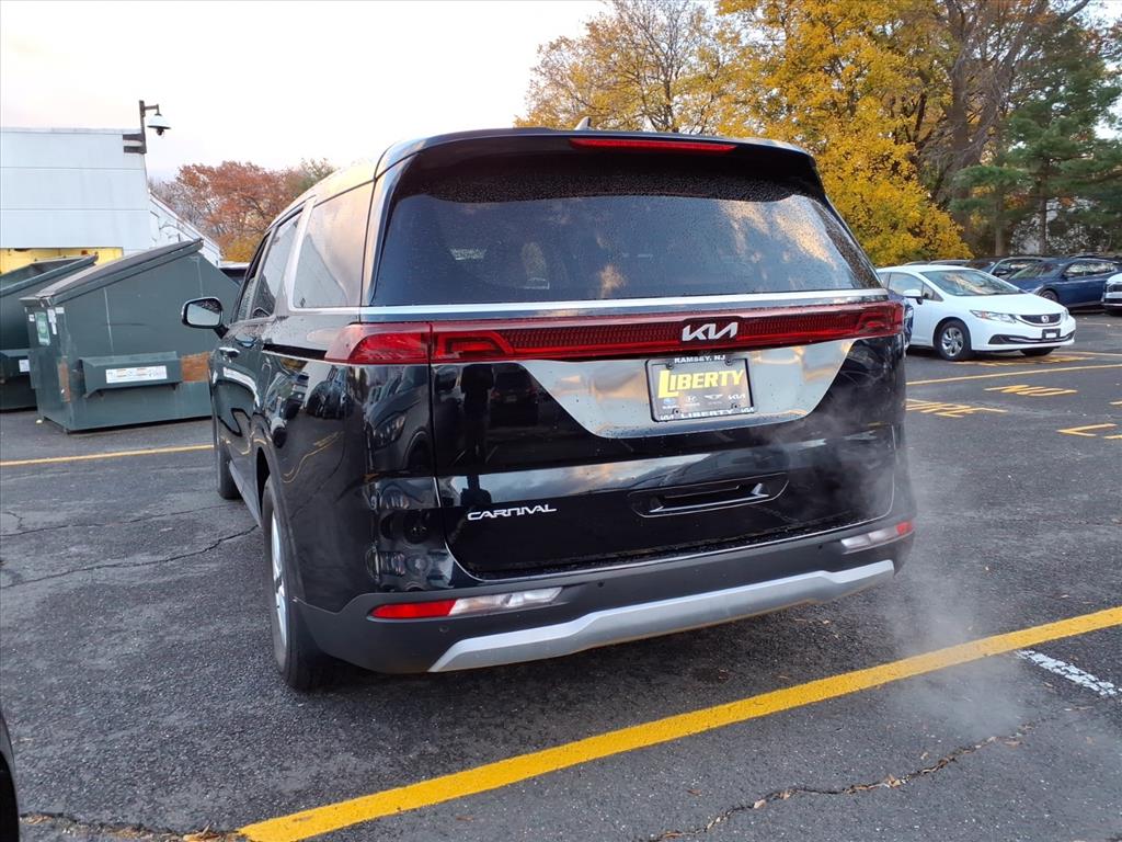 2023 Kia Carnival LX photo 4