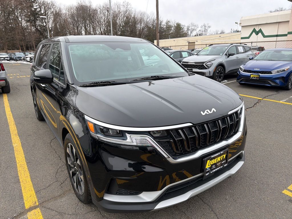 2022 Kia Carnival EX's photo