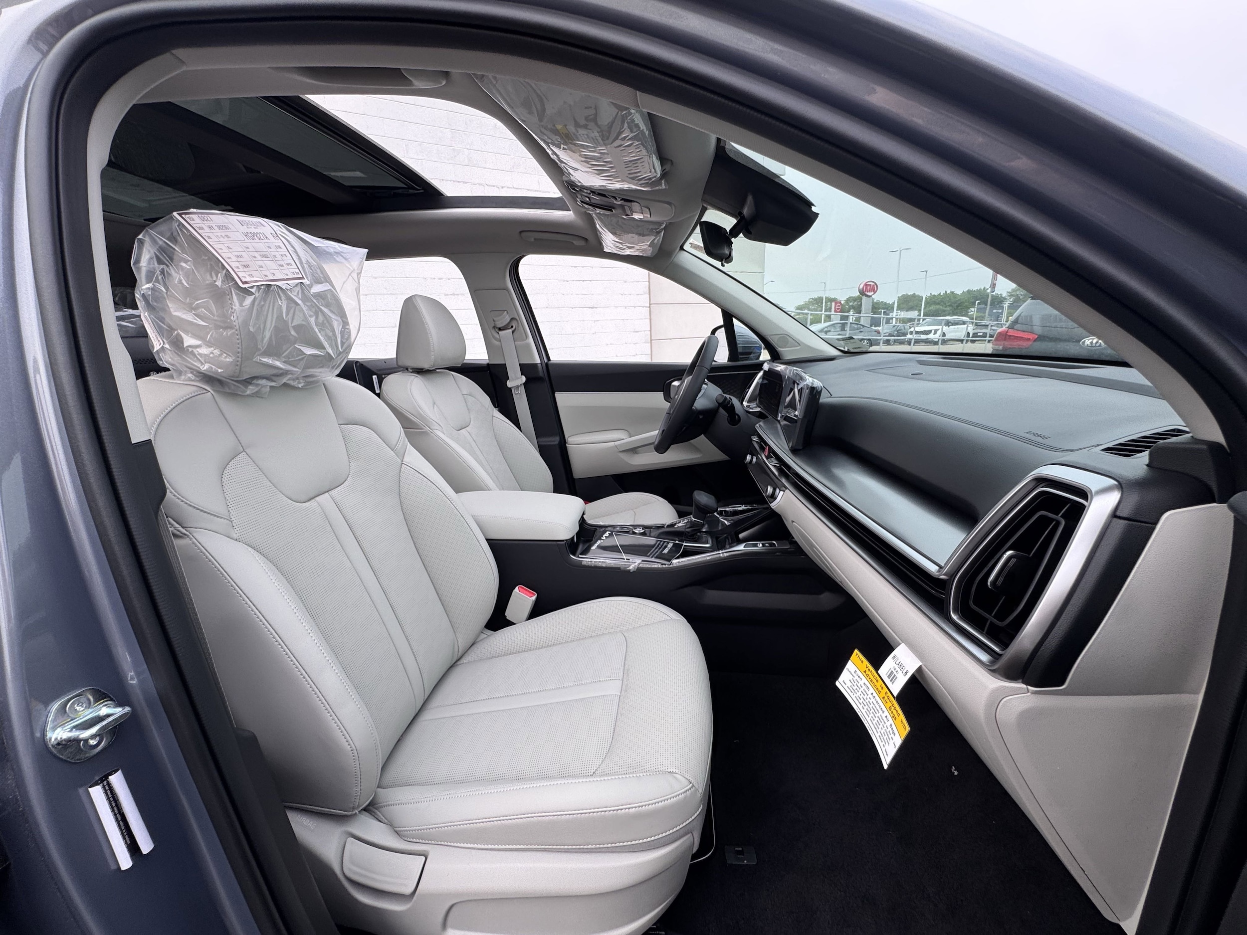 2025 Kia Sorento S - Photo 8