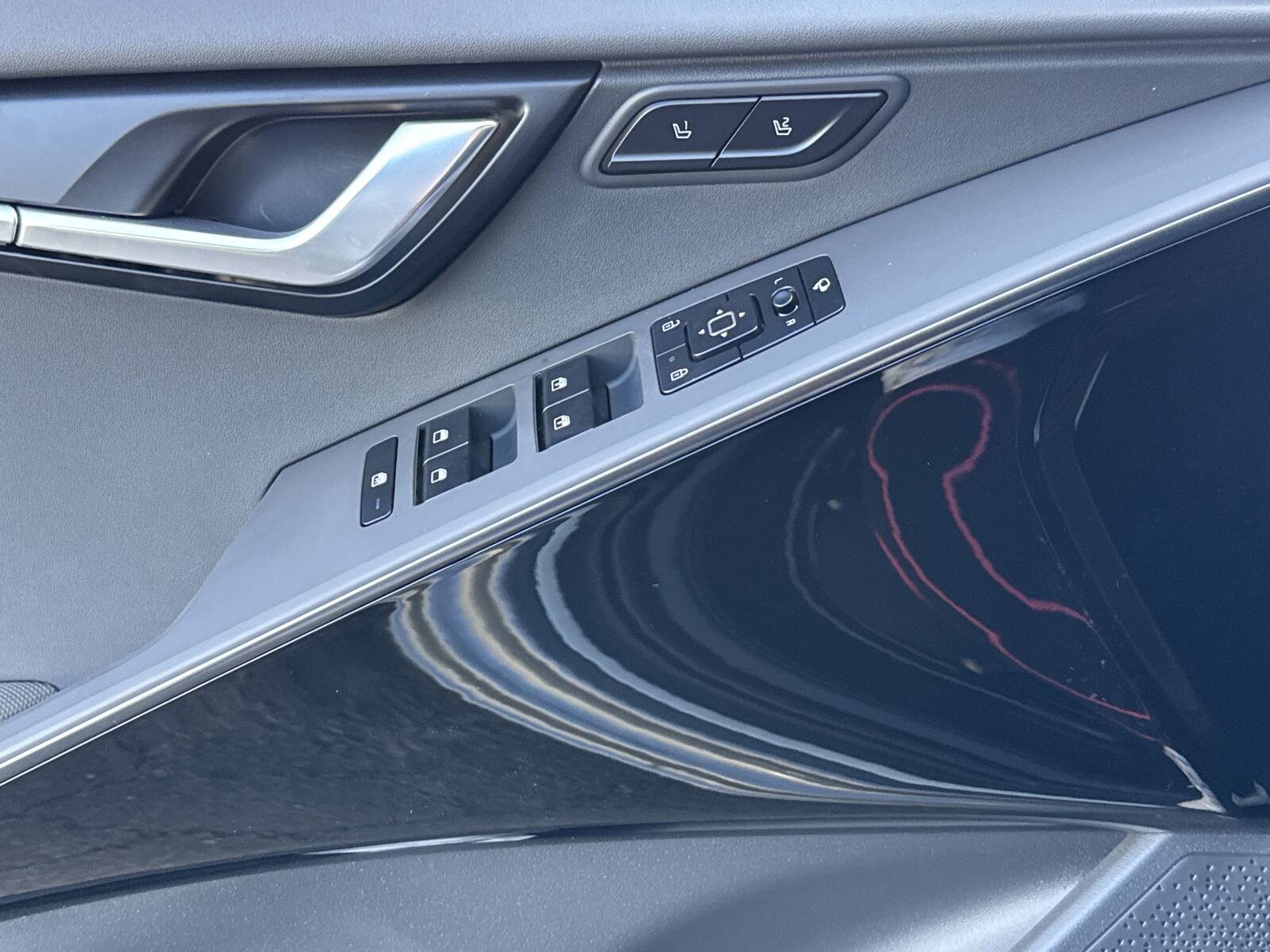 2025 Kia Niro SX Touring photo 4