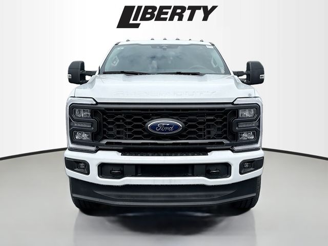 2025 Ford F-350 photo 2