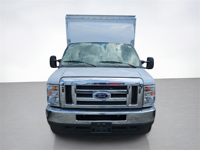 2025 Ford E-350 photo 2