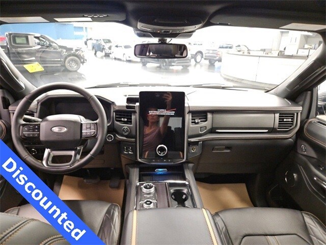 2024 Ford Expedition MAX Platinum photo 2