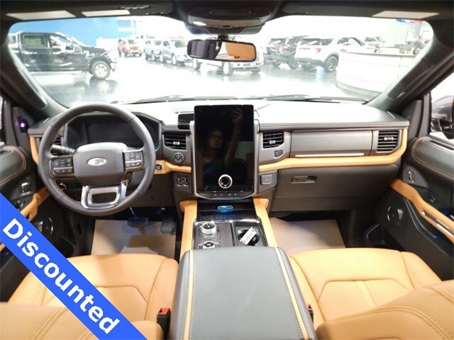 2024 Ford Expedition MAX Platinum photo 2