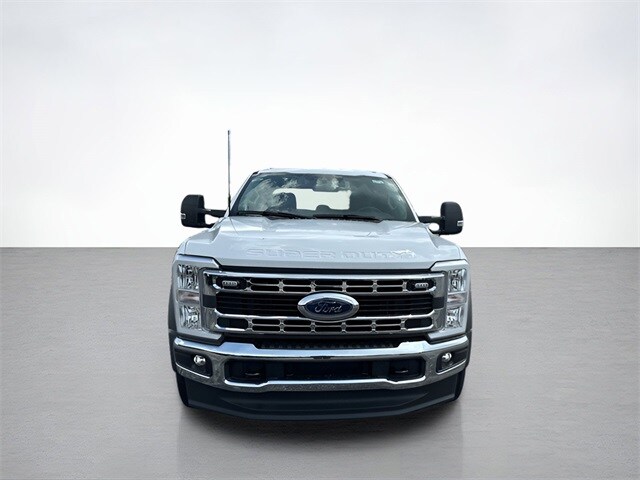 2023 Ford F-550 photo 2