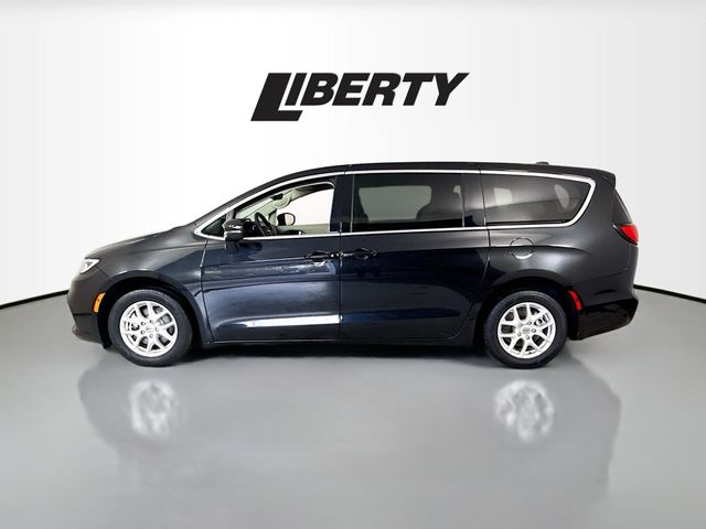 2023 Chrysler Pacifica Touring L photo 4