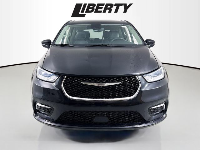 2023 Chrysler Pacifica Touring L photo 2