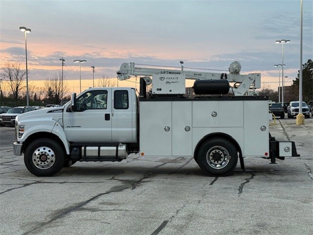 2025 Ford F-750 photo 2