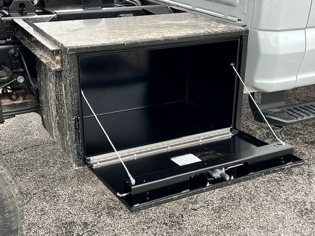2025 Ford F-550 Super Duty Chassis Cab XL - Photo 34