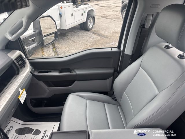 2023 Ford F-550 Super Duty Chassis Cab XL - Photo 32