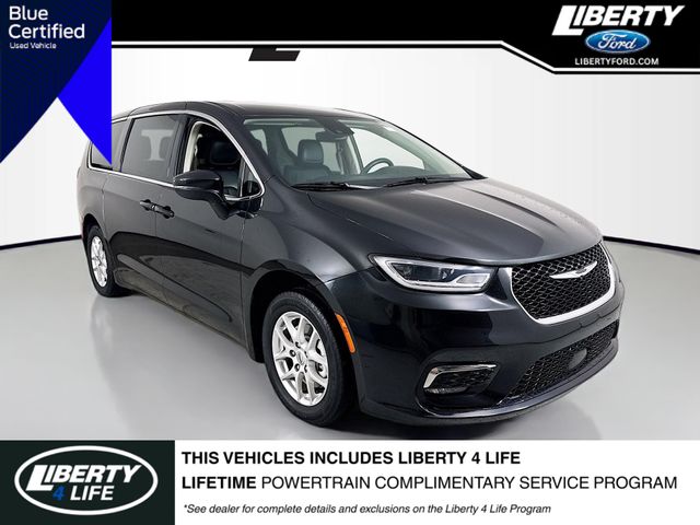 2023 Chrysler Pacifica Touring L's photo