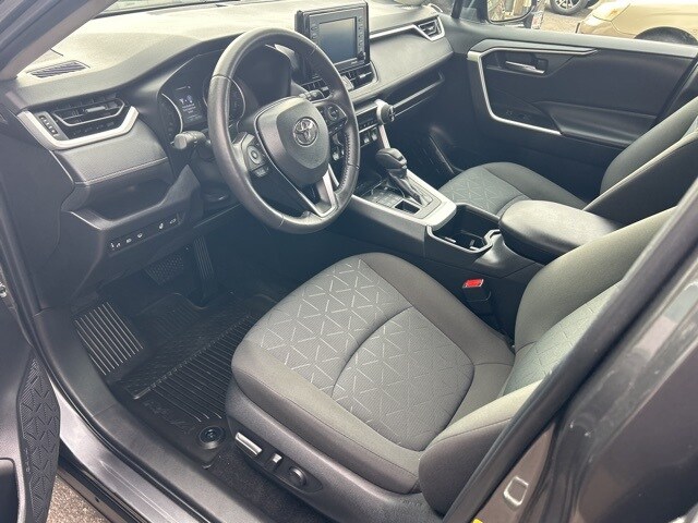 2022 Toyota RAV4 XLE photo 2