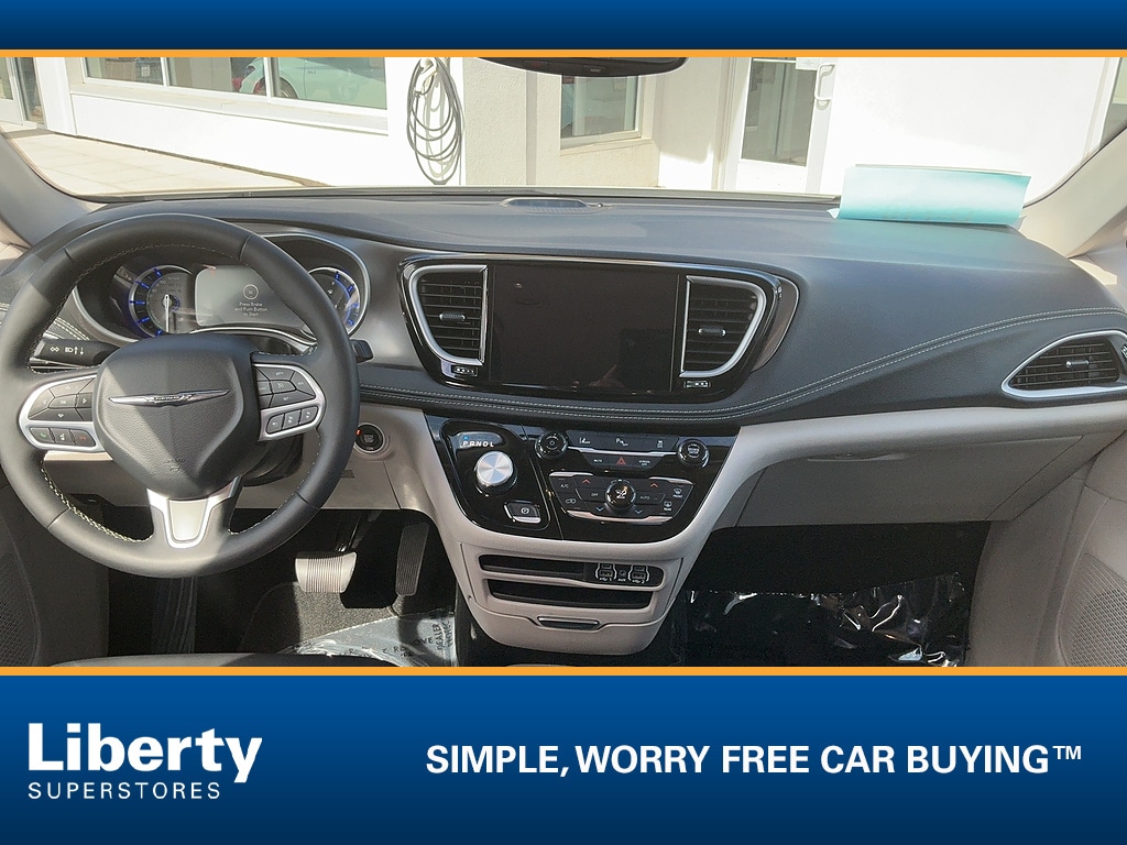 Used 2024 Chrysler Pacifica Select