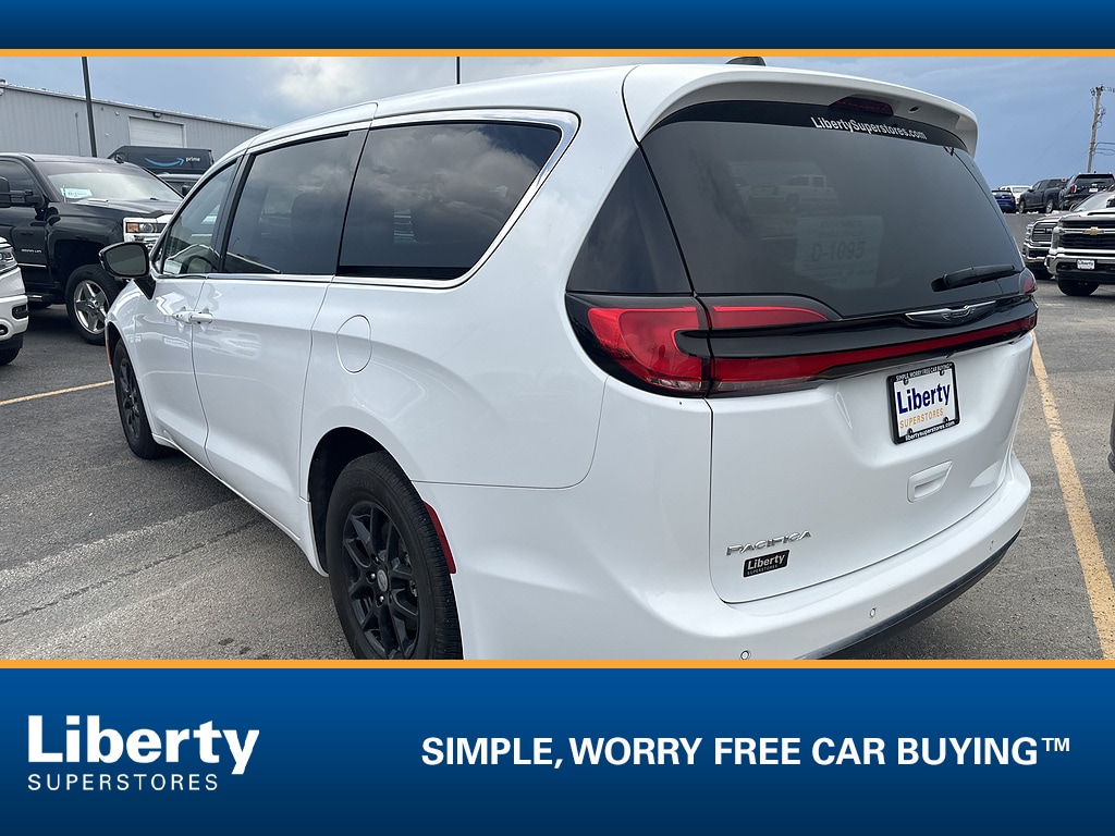 2024 Chrysler Pacifica Touring L's photo